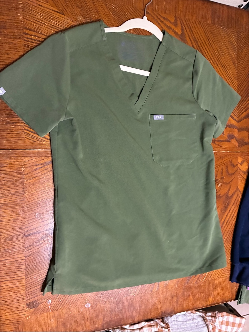 Figs Olive Green Women's V-Neck Short Sleeve Top